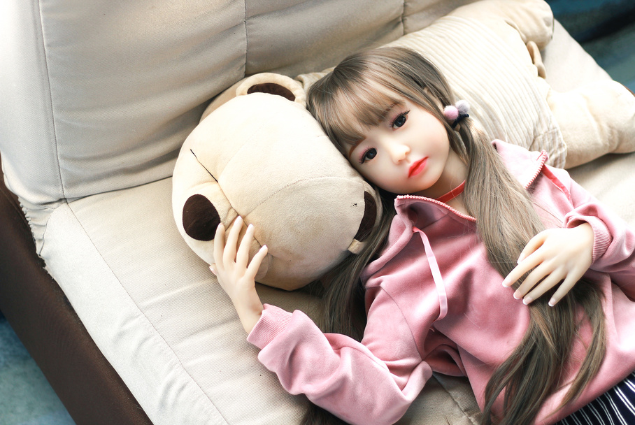 Verführerische Europäische Begleiterin mit Lebensechter Haut Und Unverfänglichem Lächeln